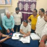 पार्षदों ने किया खाद्य आपूर्ति विभाग रुड़की का घेराव, लापरवाही का लगाया गंभीर आरोप